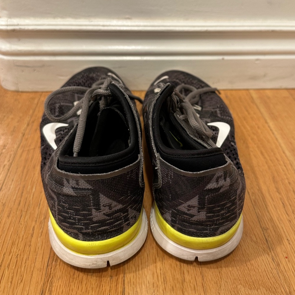 Nike Women’s  Black and Gray Pendelton Print Athletic Shoes - Picture 3 of 7